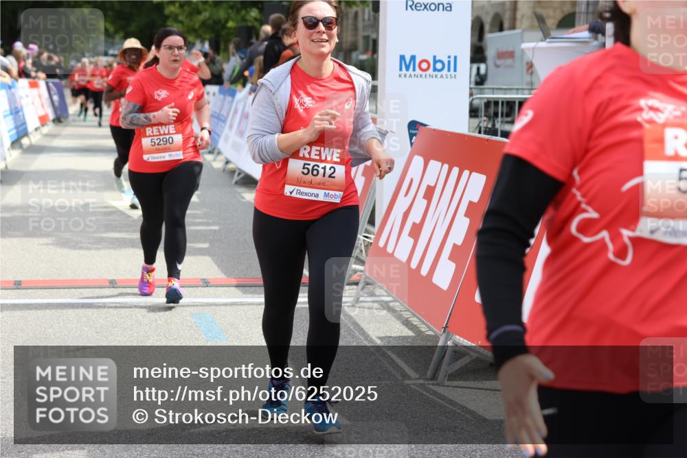 08.06.2024 - REWE Women's Run Strokosch-Dieckow http://msf.ph/oto/6252025 09.06.2024 11:06:10 Ziel 5290, 5293, 5356, 5364, 5563, 5581, 5594, 5612, 5619 meine-sportfotos.de