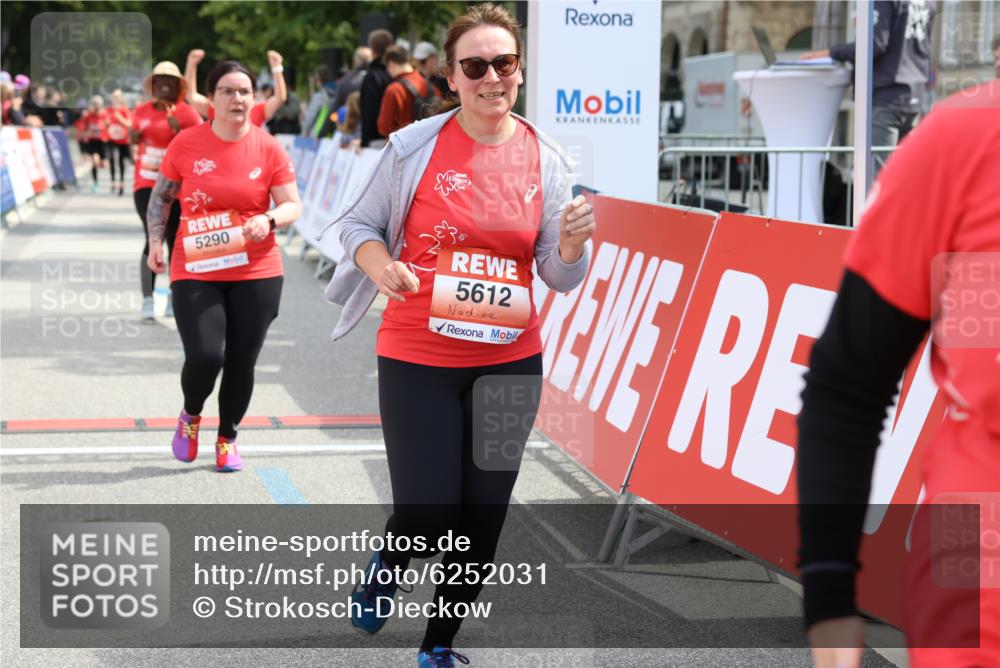 08.06.2024 - REWE Women's Run Strokosch-Dieckow http://msf.ph/oto/6252031 09.06.2024 11:06:10 Ziel 5290, 5293, 5356, 5364, 5563, 5581, 5594, 5612, 5619 meine-sportfotos.de