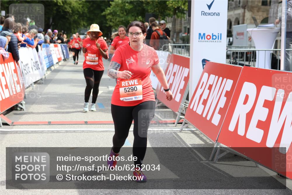 08.06.2024 - REWE Women's Run Strokosch-Dieckow http://msf.ph/oto/6252034 09.06.2024 11:06:11 Ziel 5012, 5290, 5293, 5355, 5356, 5364, 5563, 5581, 5594, 5612, 5619 meine-sportfotos.de