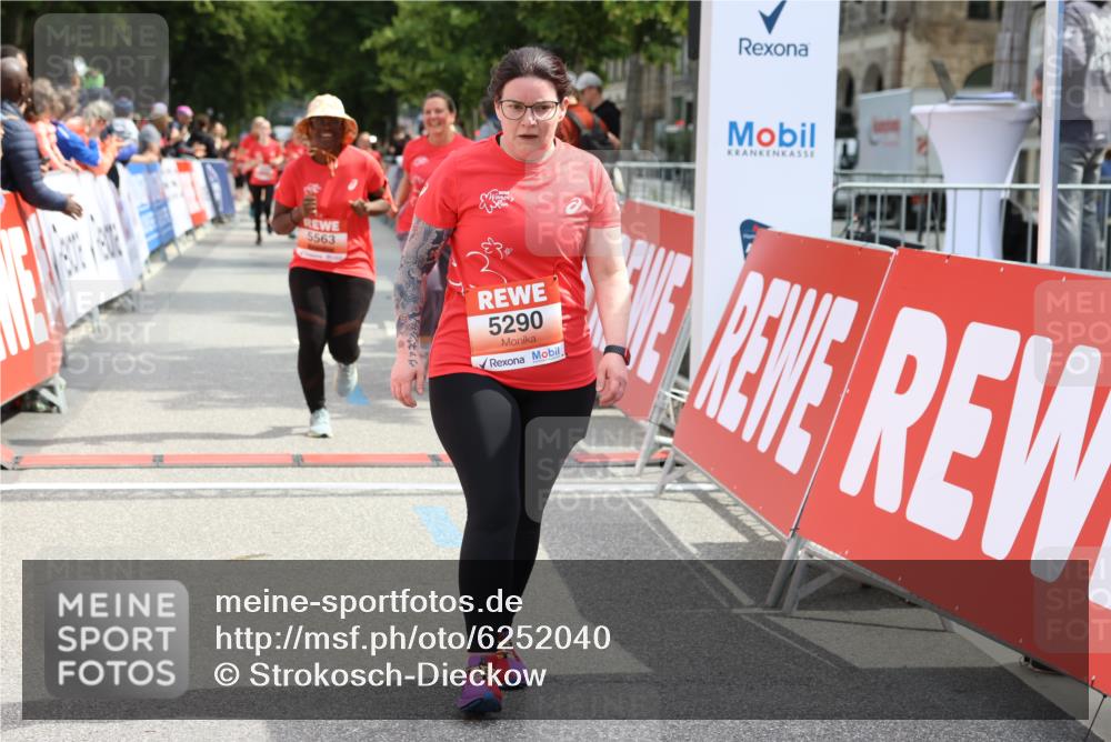08.06.2024 - REWE Women's Run Strokosch-Dieckow http://msf.ph/oto/6252040 09.06.2024 11:06:12 Ziel 5012, 5290, 5293, 5355, 5356, 5364, 5563, 5581, 5594, 5612 meine-sportfotos.de