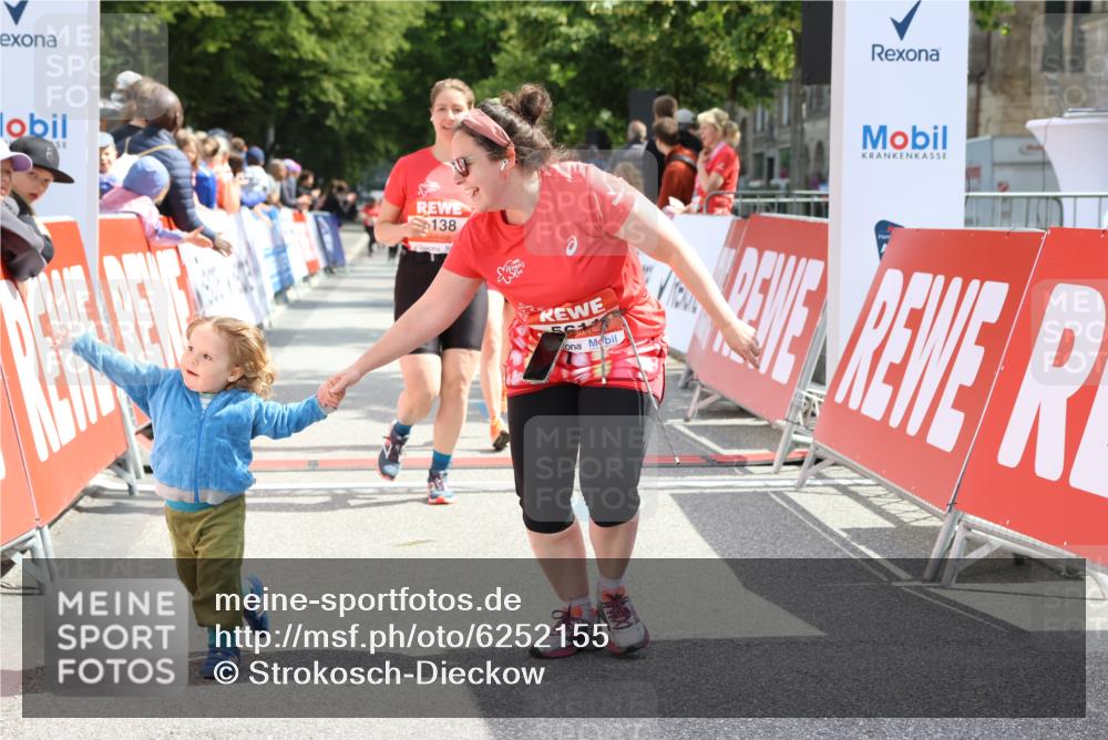 08.06.2024 - REWE Women's Run Strokosch-Dieckow http://msf.ph/oto/6252155 09.06.2024 11:06:42 Ziel 5138, 5373, 5528, 5611 meine-sportfotos.de
