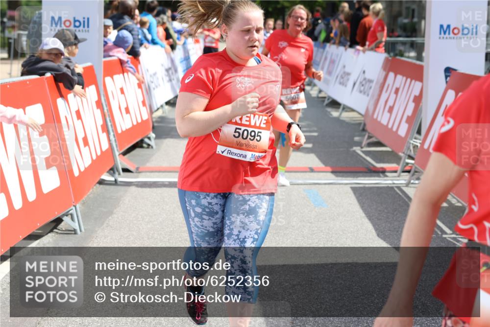 08.06.2024 - REWE Women's Run Strokosch-Dieckow http://msf.ph/oto/6252356 09.06.2024 11:07:28 Ziel 5095, 5200, 5224, 5393, 5607 meine-sportfotos.de