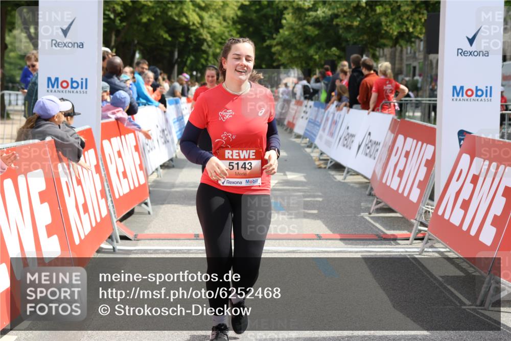 08.06.2024 - REWE Women's Run Strokosch-Dieckow http://msf.ph/oto/6252468 09.06.2024 11:07:50 Ziel 5143, 5239, 5297 meine-sportfotos.de