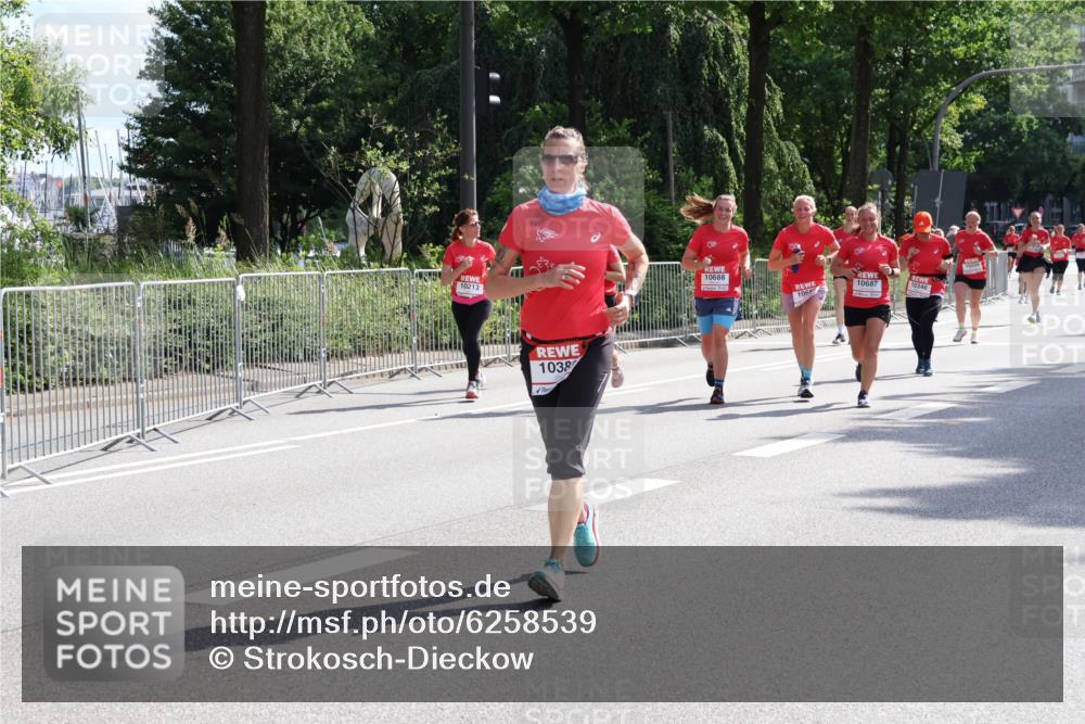 08.06.2024 - REWE Women's Run Strokosch-Dieckow http://msf.ph/oto/6258539 09.06.2024 09:56:16 Laufen 10213, 1038, 10688, 10687, 106, 10346 meine-sportfotos.de