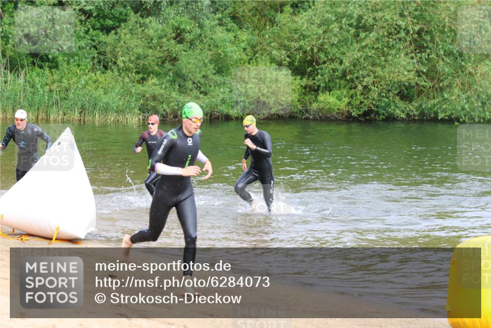 16.06.2024 - 26. Vierlanden-Triathlon Strokosch-Dieckow http://msf.ph/oto/6284073 16.06.2024 09:09:11 Schwimmen  meine-sportfotos.de