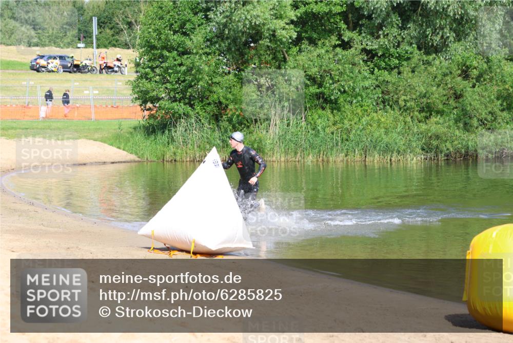 16.06.2024 - 26. Vierlanden-Triathlon Strokosch-Dieckow http://msf.ph/oto/6285825 16.06.2024 09:32:11 Schwimmen 62, 62 meine-sportfotos.de