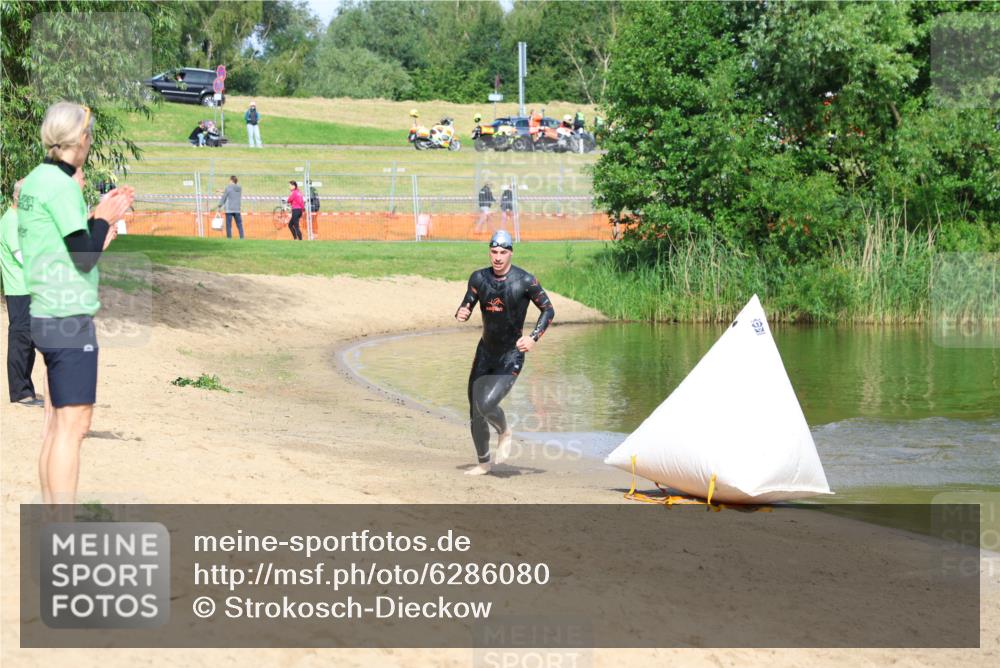 16.06.2024 - 26. Vierlanden-Triathlon Strokosch-Dieckow http://msf.ph/oto/6286080 16.06.2024 09:32:13 Schwimmen 62, 62 meine-sportfotos.de