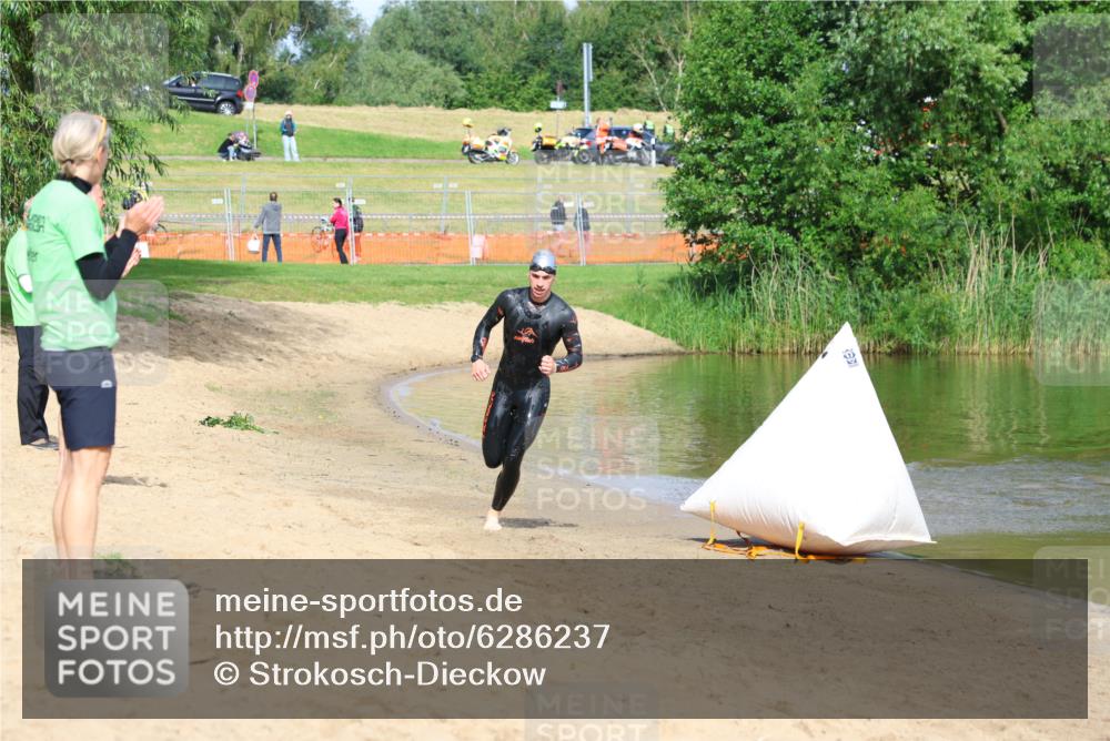 16.06.2024 - 26. Vierlanden-Triathlon Strokosch-Dieckow http://msf.ph/oto/6286237 16.06.2024 09:32:13 Schwimmen 62, 62 meine-sportfotos.de
