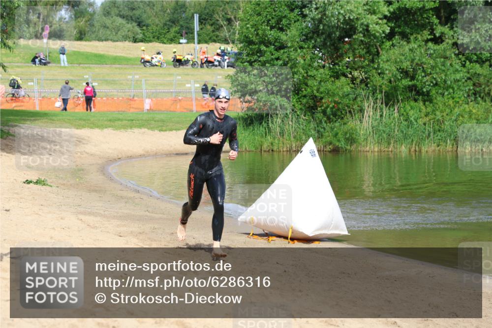 16.06.2024 - 26. Vierlanden-Triathlon Strokosch-Dieckow http://msf.ph/oto/6286316 16.06.2024 09:32:14 Schwimmen 62, 62 meine-sportfotos.de