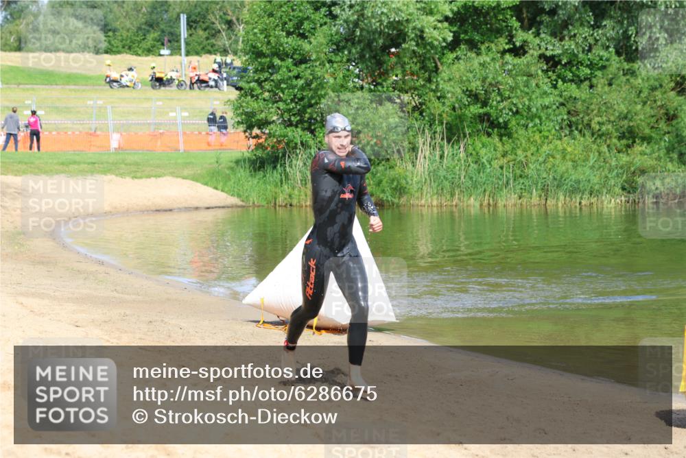 16.06.2024 - 26. Vierlanden-Triathlon Strokosch-Dieckow http://msf.ph/oto/6286675 16.06.2024 09:32:15 Schwimmen 62, 62 meine-sportfotos.de