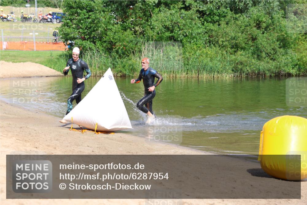16.06.2024 - 26. Vierlanden-Triathlon Strokosch-Dieckow http://msf.ph/oto/6287954 16.06.2024 09:32:26 Schwimmen 62, 62 meine-sportfotos.de