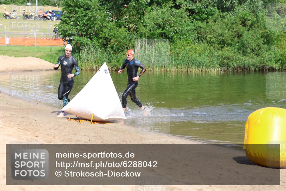 16.06.2024 - 26. Vierlanden-Triathlon Strokosch-Dieckow http://msf.ph/oto/6288042 16.06.2024 09:32:27 Schwimmen 62, 62 meine-sportfotos.de