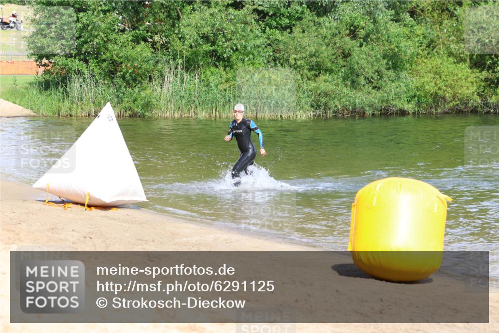 16.06.2024 - 26. Vierlanden-Triathlon Strokosch-Dieckow http://msf.ph/oto/6291125 16.06.2024 09:34:47 Schwimmen 14, 76, 14, 76 meine-sportfotos.de