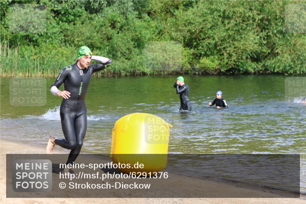 16.06.2024 - 26. Vierlanden-Triathlon Strokosch-Dieckow http://msf.ph/oto/6291376 16.06.2024 09:35:09 Schwimmen 46, 46 meine-sportfotos.de