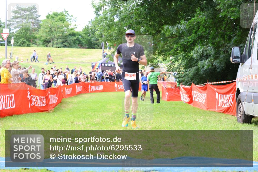16.06.2024 - 26. Vierlanden-Triathlon Strokosch-Dieckow http://msf.ph/oto/6295533 16.06.2024 13:16:40 Ziel 25 meine-sportfotos.de