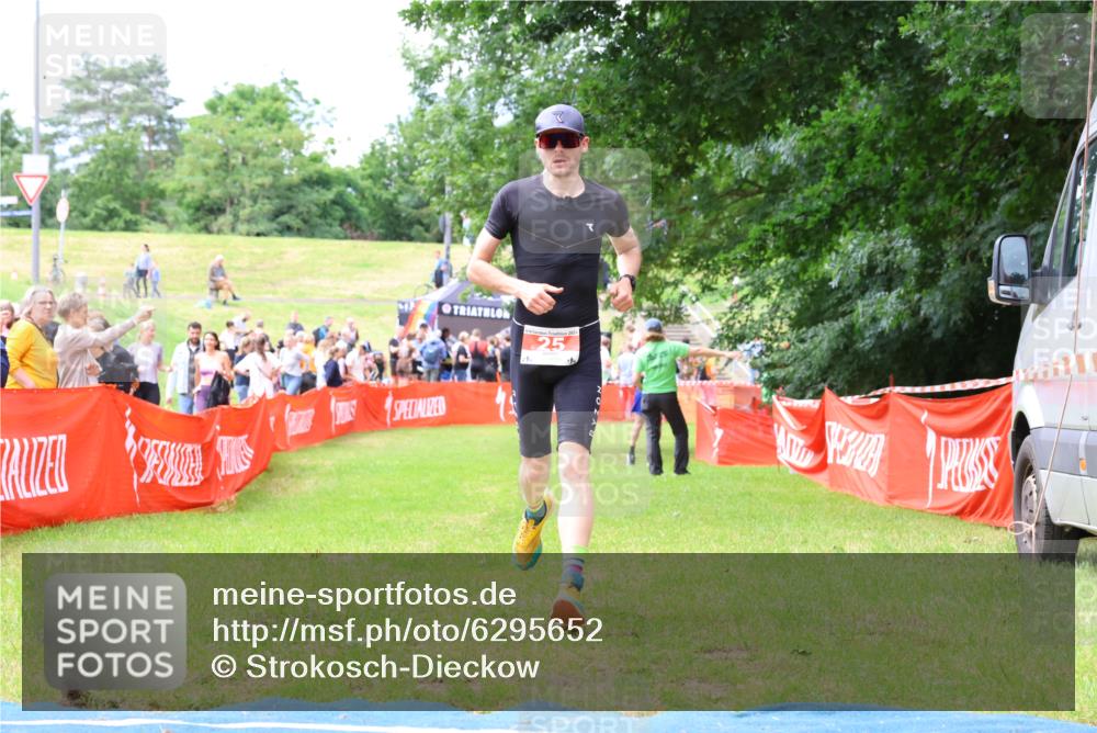 16.06.2024 - 26. Vierlanden-Triathlon Strokosch-Dieckow http://msf.ph/oto/6295652 16.06.2024 13:16:40 Ziel 25 meine-sportfotos.de