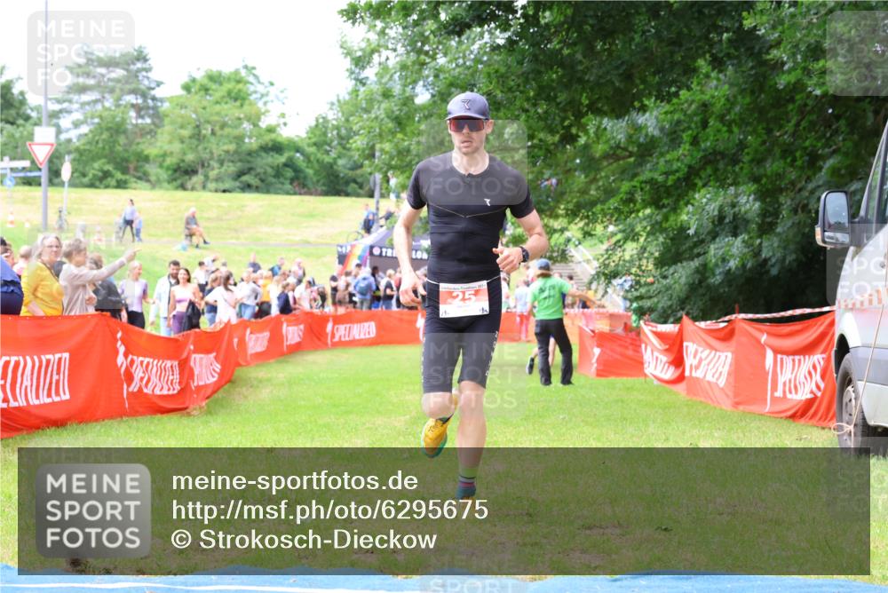 16.06.2024 - 26. Vierlanden-Triathlon Strokosch-Dieckow http://msf.ph/oto/6295675 16.06.2024 13:16:41 Ziel 25 meine-sportfotos.de