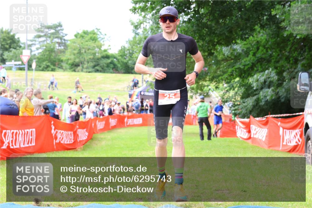 16.06.2024 - 26. Vierlanden-Triathlon Strokosch-Dieckow http://msf.ph/oto/6295743 16.06.2024 13:16:41 Ziel 25 meine-sportfotos.de