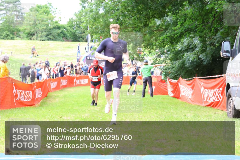 16.06.2024 - 26. Vierlanden-Triathlon Strokosch-Dieckow http://msf.ph/oto/6295760 16.06.2024 13:17:01 Ziel 42, 412 meine-sportfotos.de