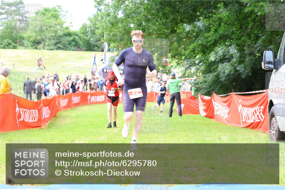16.06.2024 - 26. Vierlanden-Triathlon Strokosch-Dieckow http://msf.ph/oto/6295780 16.06.2024 13:17:02 Ziel 42, 412 meine-sportfotos.de