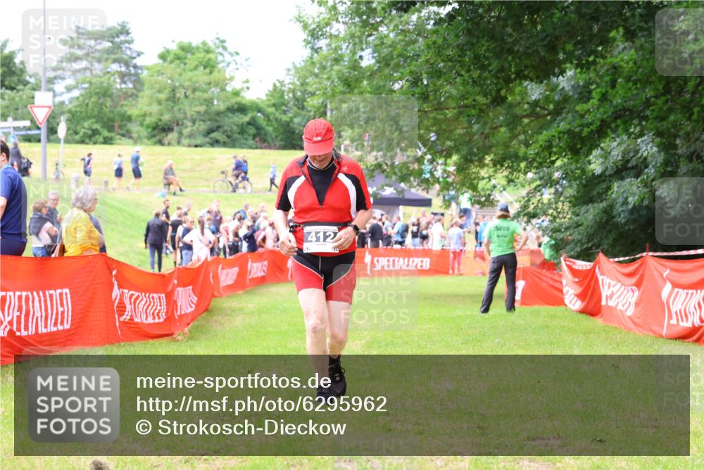 16.06.2024 - 26. Vierlanden-Triathlon Strokosch-Dieckow http://msf.ph/oto/6295962 16.06.2024 13:17:06 Ziel 42, 412 meine-sportfotos.de