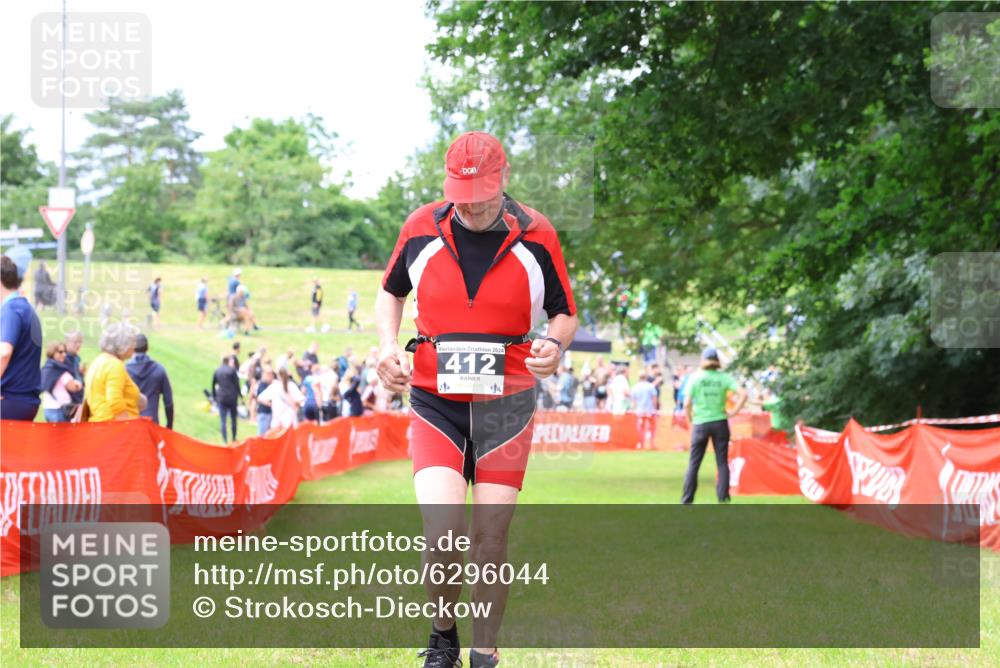 16.06.2024 - 26. Vierlanden-Triathlon Strokosch-Dieckow http://msf.ph/oto/6296044 16.06.2024 13:17:07 Ziel 412 meine-sportfotos.de