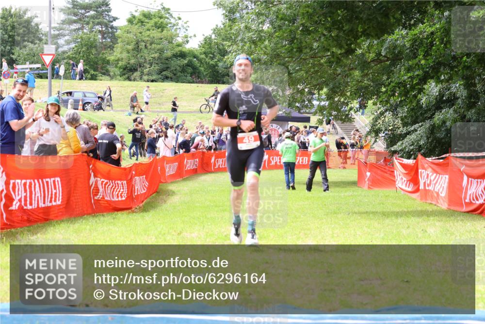 16.06.2024 - 26. Vierlanden-Triathlon Strokosch-Dieckow http://msf.ph/oto/6296164 16.06.2024 13:18:52 Ziel 49 meine-sportfotos.de