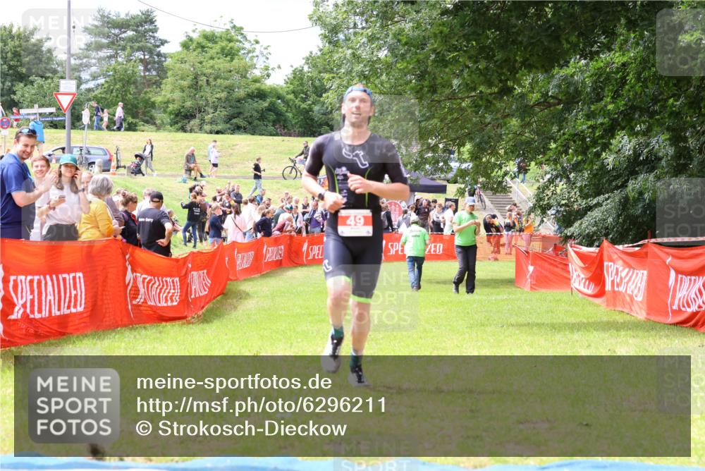 16.06.2024 - 26. Vierlanden-Triathlon Strokosch-Dieckow http://msf.ph/oto/6296211 16.06.2024 13:18:52 Ziel 49 meine-sportfotos.de