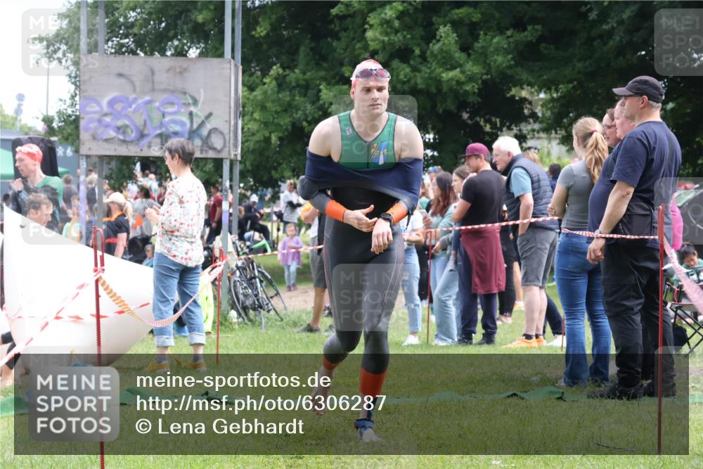 16.06.2024 - 26. Vierlanden-Triathlon Lena Gebhardt http://msf.ph/oto/6306287 16.06.2024 13:17:52 Schwimmen 1016, 1017, 1018, 1019, 1020, 1035, 1016, 1017, 1018, 1019, 1020, 1035 meine-sportfotos.de