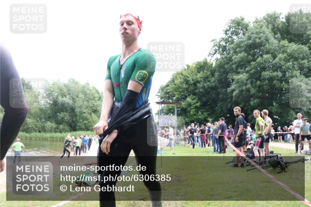 16.06.2024 - 26. Vierlanden-Triathlon Lena Gebhardt http://msf.ph/oto/6306385 16.06.2024 13:18:00 Schwimmen 1016, 1017, 1018, 1020, 1026, 1027, 1029, 1031, 1033, 1035, 1016, 1017, 1018, 1020, 1026, 1027, 1029, 1031, 1033, 1035 meine-sportfotos.de