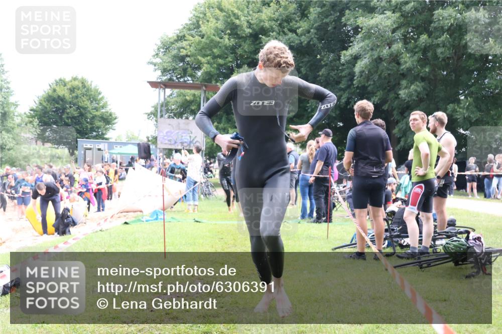 16.06.2024 - 26. Vierlanden-Triathlon Lena Gebhardt http://msf.ph/oto/6306391 16.06.2024 13:18:04 Schwimmen 1018, 1026, 1027, 1029, 1030, 1031, 1032, 1033, 1034, 1035, 1018, 1026, 1027, 1029, 1030, 1031, 1032, 1033, 1034, 1035 meine-sportfotos.de