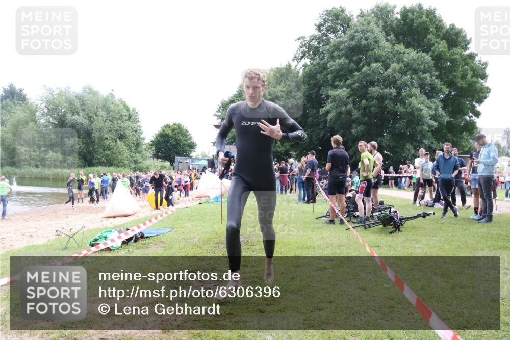 16.06.2024 - 26. Vierlanden-Triathlon Lena Gebhardt http://msf.ph/oto/6306396 16.06.2024 13:18:04 Schwimmen 1018, 1026, 1027, 1029, 1030, 1031, 1032, 1033, 1034, 1035, 1018, 1026, 1027, 1029, 1030, 1031, 1032, 1033, 1034, 1035 meine-sportfotos.de