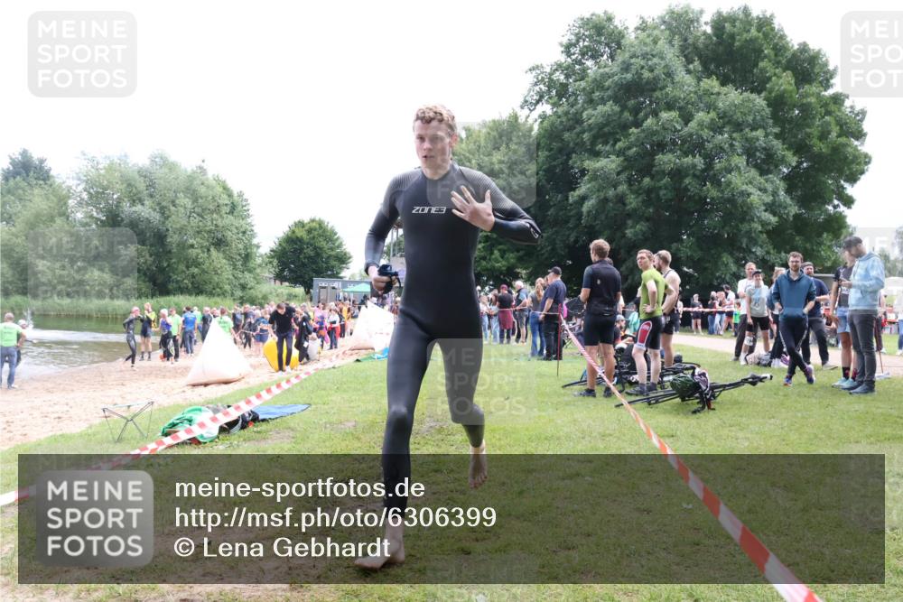 16.06.2024 - 26. Vierlanden-Triathlon Lena Gebhardt http://msf.ph/oto/6306399 16.06.2024 13:18:05 Schwimmen 1018, 1026, 1027, 1028, 1029, 1030, 1031, 1032, 1033, 1034, 1035, 1018, 1026, 1027, 1028, 1029, 1030, 1031, 1032, 1033, 1034, 1035 meine-sportfotos.de