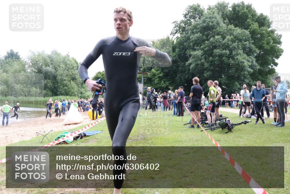 16.06.2024 - 26. Vierlanden-Triathlon Lena Gebhardt http://msf.ph/oto/6306402 16.06.2024 13:18:05 Schwimmen 1018, 1026, 1027, 1028, 1029, 1030, 1031, 1032, 1033, 1034, 1035, 1018, 1026, 1027, 1028, 1029, 1030, 1031, 1032, 1033, 1034, 1035 meine-sportfotos.de