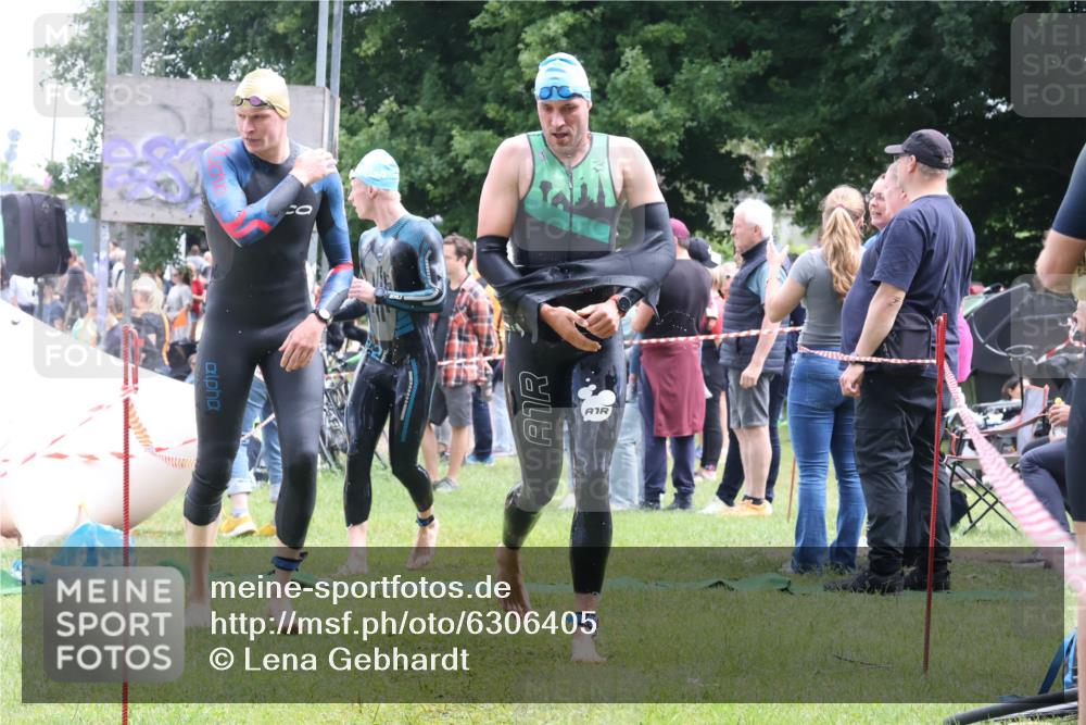 16.06.2024 - 26. Vierlanden-Triathlon Lena Gebhardt http://msf.ph/oto/6306405 16.06.2024 13:18:07 Schwimmen 1018, 1026, 1027, 1028, 1029, 1030, 1031, 1032, 1033, 1034, 1035, 1018, 1026, 1027, 1028, 1029, 1030, 1031, 1032, 1033, 1034, 1035 meine-sportfotos.de