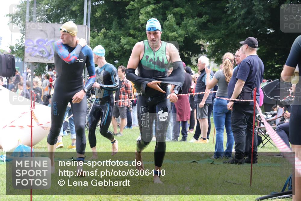 16.06.2024 - 26. Vierlanden-Triathlon Lena Gebhardt http://msf.ph/oto/6306410 16.06.2024 13:18:07 Schwimmen 1018, 1026, 1027, 1028, 1029, 1030, 1031, 1032, 1033, 1034, 1035, 1018, 1026, 1027, 1028, 1029, 1030, 1031, 1032, 1033, 1034, 1035 meine-sportfotos.de