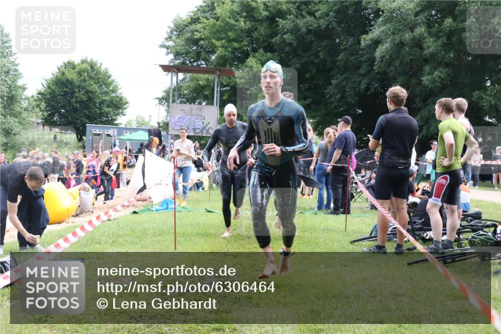 16.06.2024 - 26. Vierlanden-Triathlon Lena Gebhardt http://msf.ph/oto/6306464 16.06.2024 13:18:11 Schwimmen 1021, 1023, 1024, 1026, 1027, 1028, 1029, 1030, 1031, 1032, 1033, 1034, 1035, 1021, 1023, 1024, 1026, 1027, 1028, 1029, 1030, 1031, 1032, 1033, 1034, 1035 meine-sportfotos.de