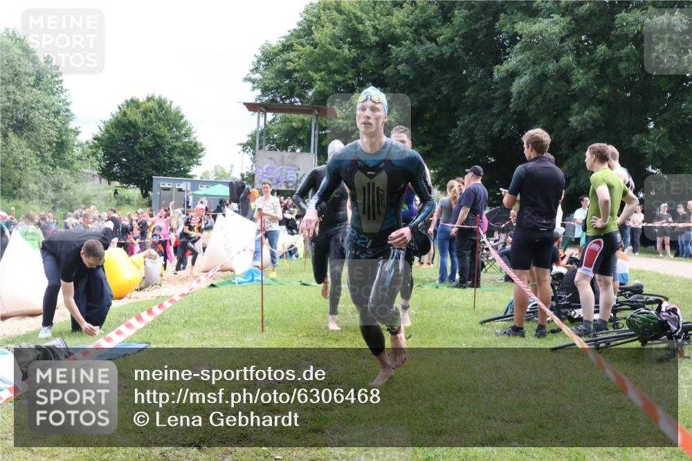 16.06.2024 - 26. Vierlanden-Triathlon Lena Gebhardt http://msf.ph/oto/6306468 16.06.2024 13:18:12 Schwimmen 1021, 1023, 1024, 1025, 1026, 1027, 1028, 1029, 1030, 1031, 1032, 1033, 1034, 1035, 1021, 1023, 1024, 1025, 1026, 1027, 1028, 1029, 1030, 1031, 1032, 1033, 1034, 1035 meine-sportfotos.de
