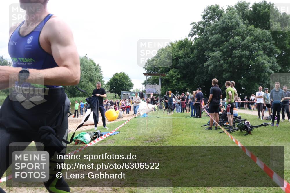 16.06.2024 - 26. Vierlanden-Triathlon Lena Gebhardt http://msf.ph/oto/6306522 16.06.2024 13:18:14 Schwimmen 1021, 1022, 1023, 1024, 1025, 1026, 1027, 1028, 1029, 1030, 1031, 1032, 1034, 1021, 1022, 1023, 1024, 1025, 1026, 1027, 1028, 1029, 1030, 1031, 1032, 1034 meine-sportfotos.de