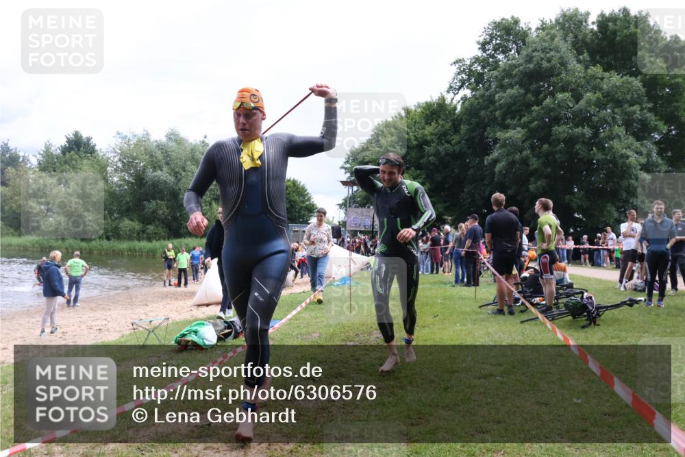 16.06.2024 - 26. Vierlanden-Triathlon Lena Gebhardt http://msf.ph/oto/6306576 16.06.2024 13:18:19 Schwimmen 1021, 1022, 1023, 1024, 1025, 1028, 1030, 1032, 1034, 1021, 1022, 1023, 1024, 1025, 1028, 1030, 1032, 1034 meine-sportfotos.de