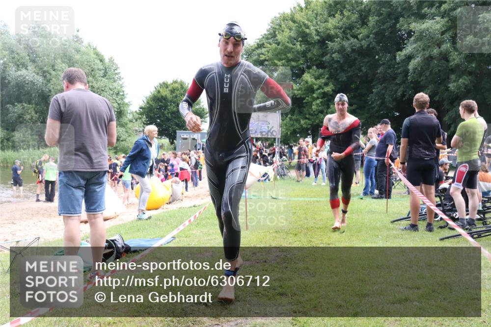 16.06.2024 - 26. Vierlanden-Triathlon Lena Gebhardt http://msf.ph/oto/6306712 16.06.2024 13:18:29 Schwimmen 1021, 1022, 1023, 1024, 1025, 1021, 1022, 1023, 1024, 1025 meine-sportfotos.de