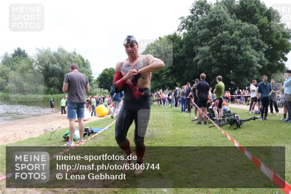 16.06.2024 - 26. Vierlanden-Triathlon Lena Gebhardt http://msf.ph/oto/6306744 16.06.2024 13:18:31 Schwimmen 1022, 1023, 1025, 1022, 1023, 1025 meine-sportfotos.de