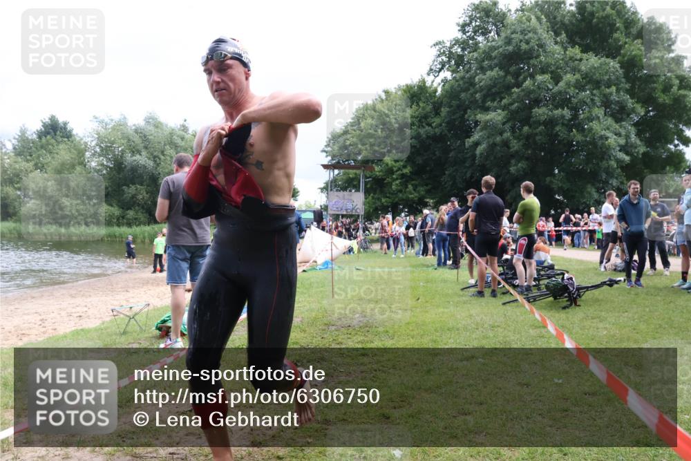 16.06.2024 - 26. Vierlanden-Triathlon Lena Gebhardt http://msf.ph/oto/6306750 16.06.2024 13:18:31 Schwimmen 1022, 1023, 1025, 1022, 1023, 1025 meine-sportfotos.de