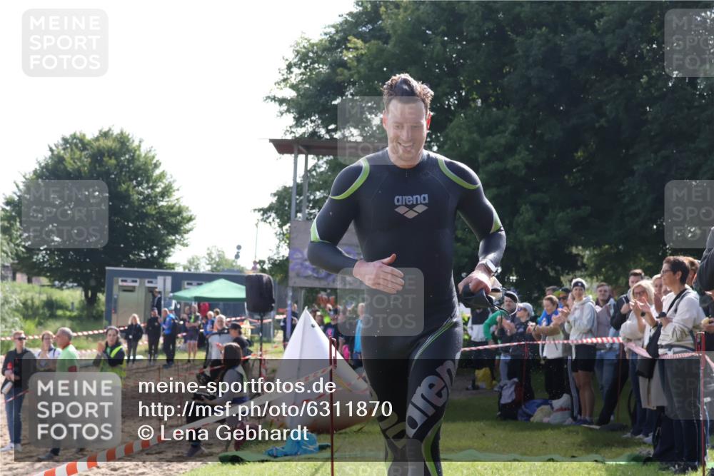 16.06.2024 - 26. Vierlanden-Triathlon Lena Gebhardt http://msf.ph/oto/6311870 16.06.2024 09:30:42 Schwimmen 5, 42, 5, 42 meine-sportfotos.de