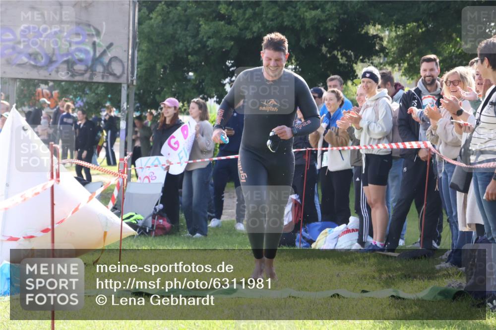 16.06.2024 - 26. Vierlanden-Triathlon Lena Gebhardt http://msf.ph/oto/6311981 16.06.2024 09:34:21 Schwimmen 35, 49, 190, 35, 49, 190 meine-sportfotos.de