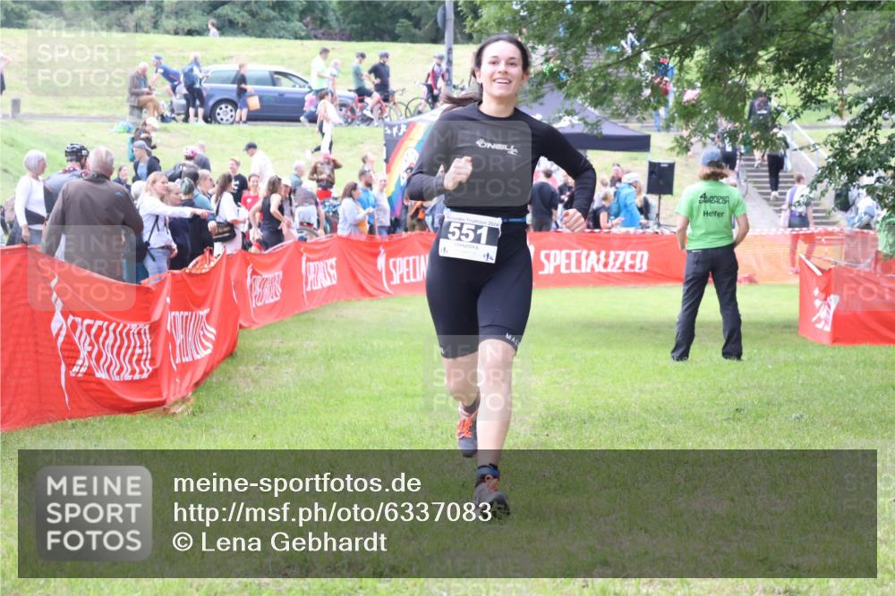 16.06.2024 - 26. Vierlanden-Triathlon Lena Gebhardt http://msf.ph/oto/6337083 16.06.2024 13:04:36 Ziel 551 meine-sportfotos.de