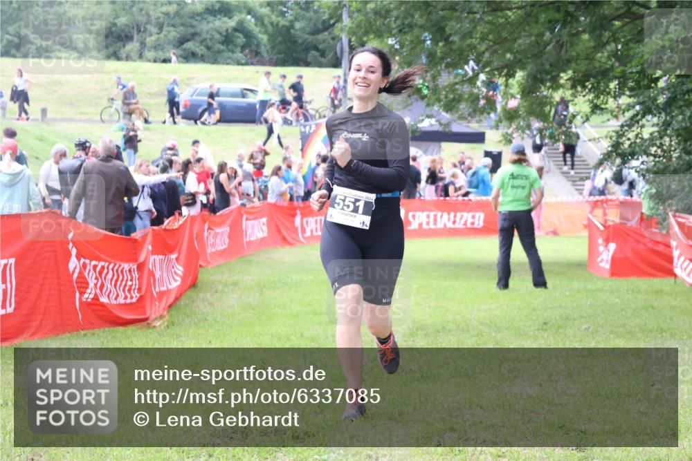 16.06.2024 - 26. Vierlanden-Triathlon Lena Gebhardt http://msf.ph/oto/6337085 16.06.2024 13:04:36 Ziel 551 meine-sportfotos.de