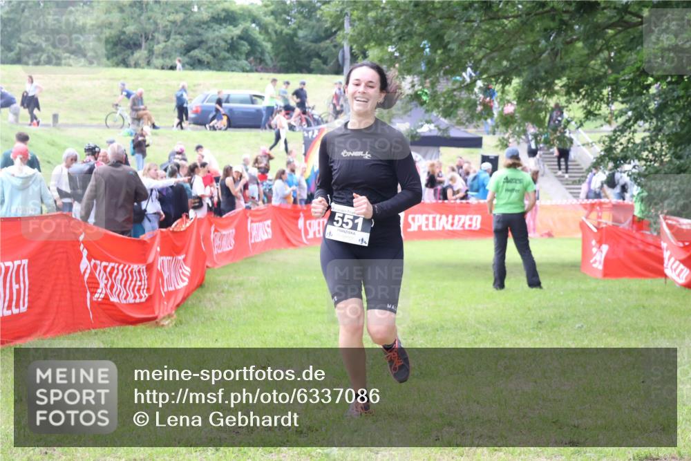 16.06.2024 - 26. Vierlanden-Triathlon Lena Gebhardt http://msf.ph/oto/6337086 16.06.2024 13:04:37 Ziel 551 meine-sportfotos.de