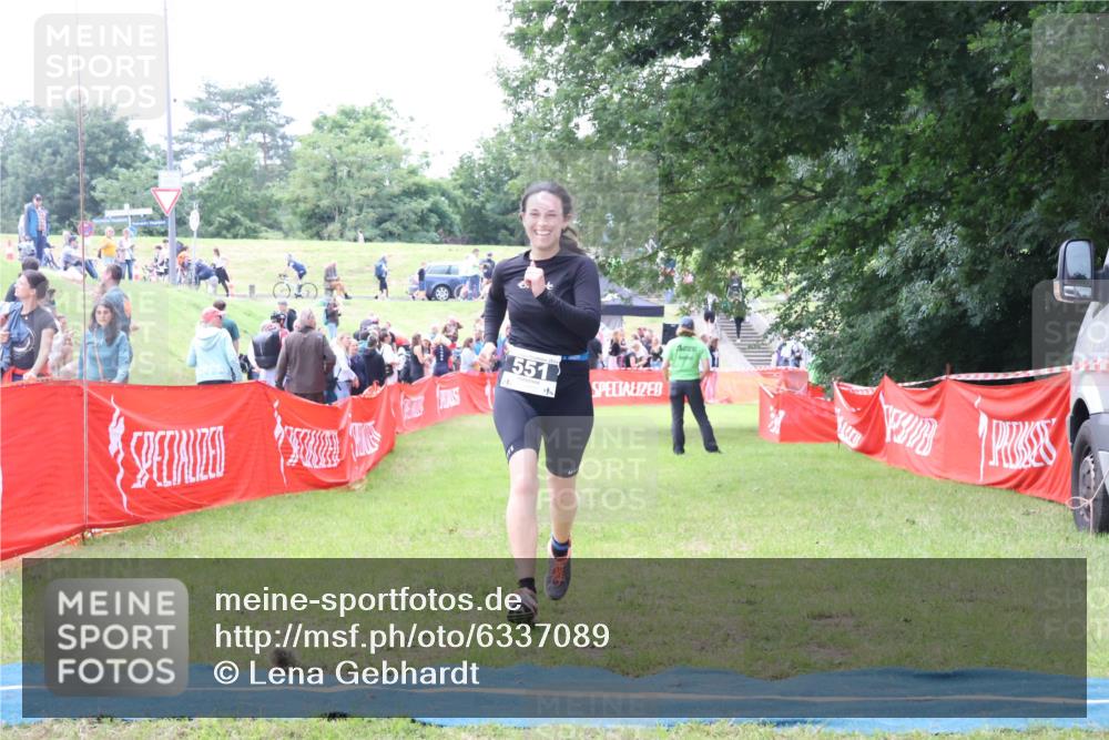 16.06.2024 - 26. Vierlanden-Triathlon Lena Gebhardt http://msf.ph/oto/6337089 16.06.2024 13:04:37 Ziel 551 meine-sportfotos.de