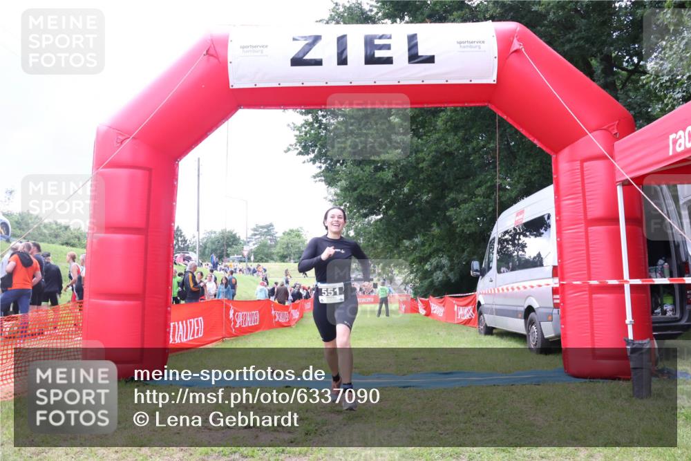 16.06.2024 - 26. Vierlanden-Triathlon Lena Gebhardt http://msf.ph/oto/6337090 16.06.2024 13:04:38 Ziel 551 meine-sportfotos.de